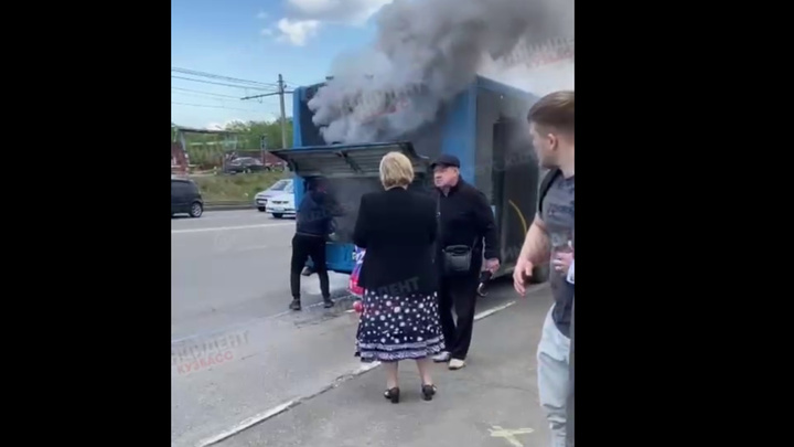 В Новокузнецке на ходу задымился синий автобус