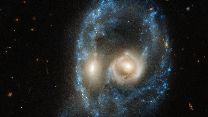 Образовалось угрожающее призрачное лицо: Телескоп Хаббл подсмотрел титаническое столкновение двух галактик