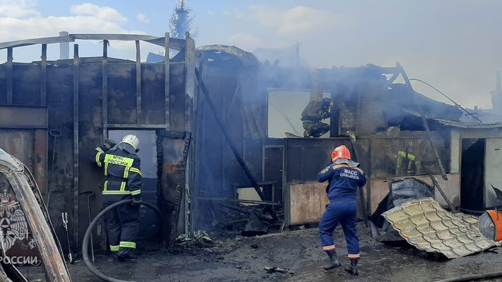 Два дома и два автомобиля с гаражом сгорели в Первомайском районе Новосибирска
