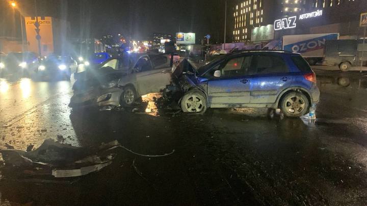 В Ростове два человека пострадали в лобовой аварии