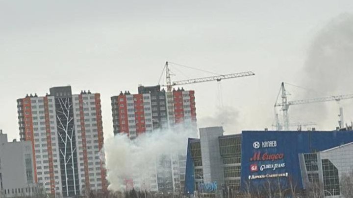 Жителей Кемерова напугал густой дым рядом с ТЦ «Лапландия»