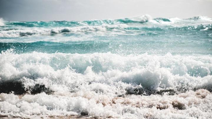 В Анапе запретили купаться в море из-за шторма и сильного течения