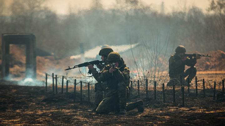 Отец вынес раненого сына через минное поле под обстрелом - история спасения вдохновила поэта