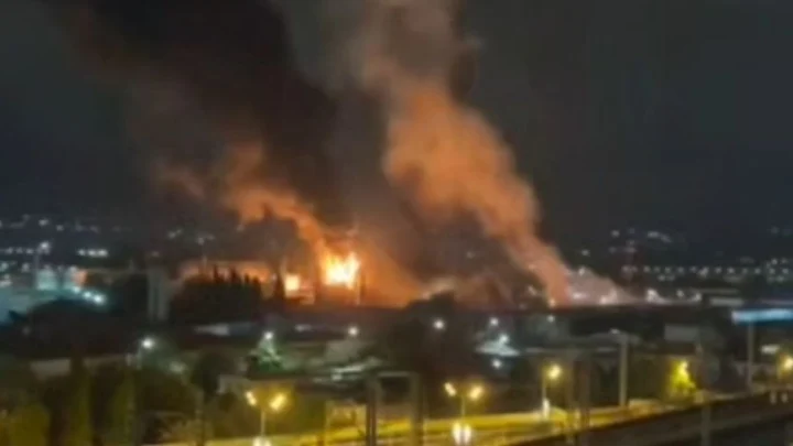 Атака дронов на Краснодарский край: взрывы в Сочи, пожар на НПЗ в Адлере, видео