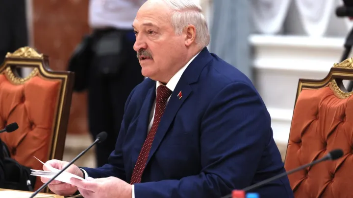 Лукашенко: Украина отдала России Крым без сопротивления