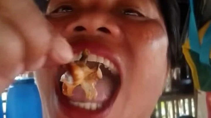 Фудблогер с Филиппин съела дьявольского краба ради лайков и прожила ещё два дня