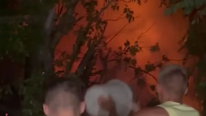 SHOT: обломки дрона упали возле проезжей части в Новочеркасске, что привело к пожару