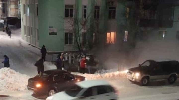 17 домов остались без горячей воды в Кузбассе из-за врезавшейся в теплотрассу иномарки