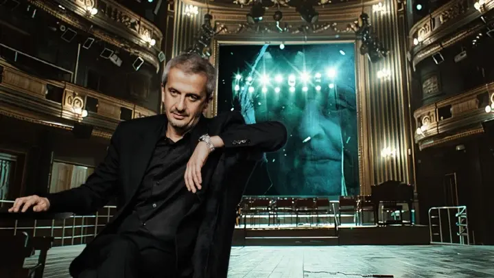 Готовясь быть закиданным: Сбежавший в США актёр Бурковский вмешался в скандал между мхатовцами и Богомоловым