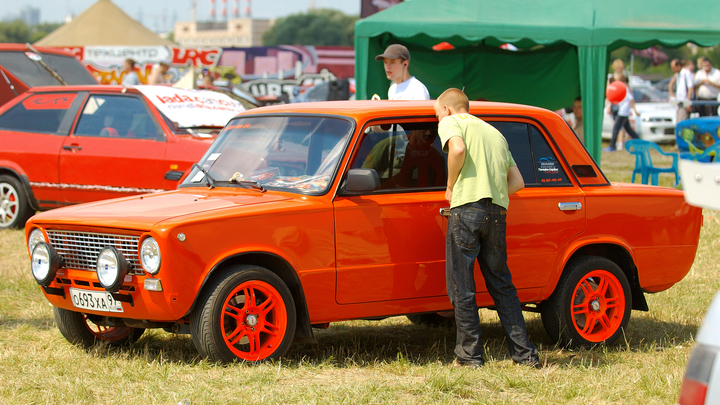 Эктремал на красных Жигулях протаранил павильон Подорожника в Новосибирске