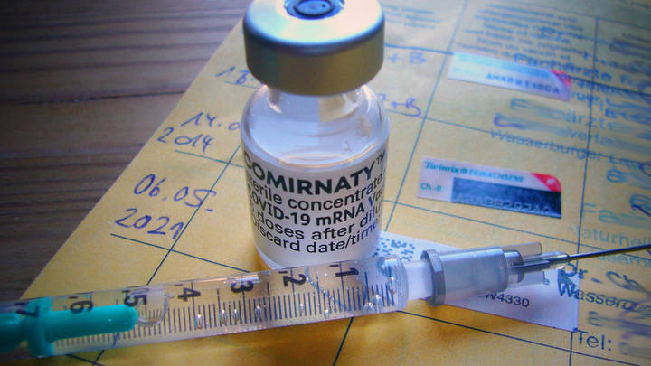 Вирусолог Чумаков назвал тревожный симптом для ревакцинации