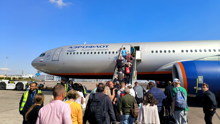 Отпуск в Турции начался с пробитой дыры в самолёте: Десятки пассажиров остались ждать рейса Аэрофлота в Казани