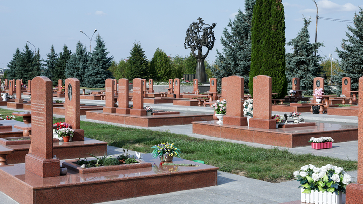 В Перми две школьницы танцевали на могилах