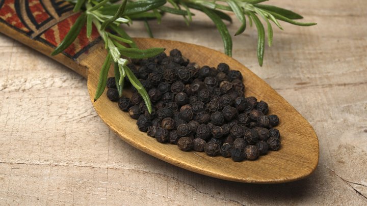 Вслед за имбирём и лимонами пошёл в ход чёрный перец: Вирусолог развеяла ковидный миф