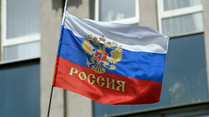 Мужчина хотел сжечь на камеру флаг России, но чуть не сжёг себя. И армяне кое-что вспомнили
