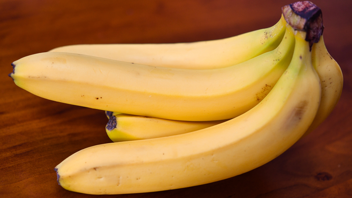 Раскрыт способ сохранить бананы свежими: Возьмите обычный пакет