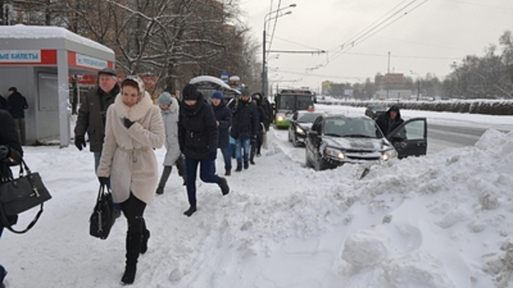 Пассажиры автобуса Новосибирск-Карасук из-за ДТП остались стоять на трассе