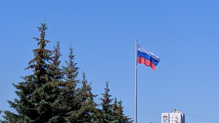 Новосибирец водрузил над входом в мэрию флаг России в память о путче 1991 года