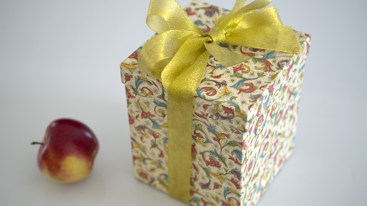 Не пену для бритья и не дезодорант: Чего хотят мужчины в подарок на 23 Февраля - опрос