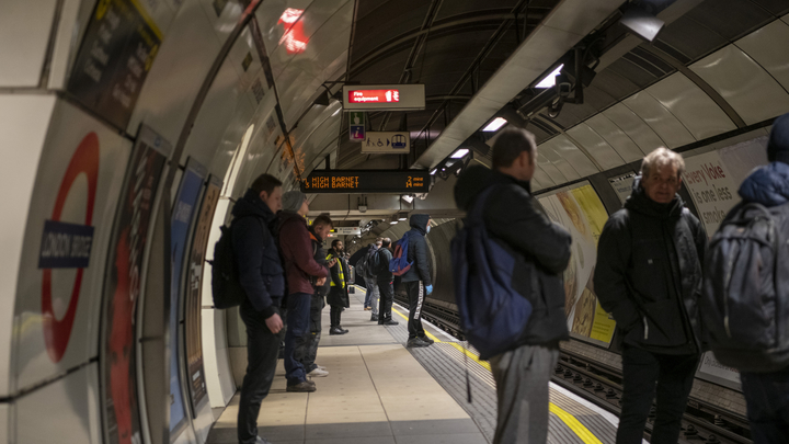 Как селёдки в бочке: Лондонцы наплевали на призывы властей по поводу метро