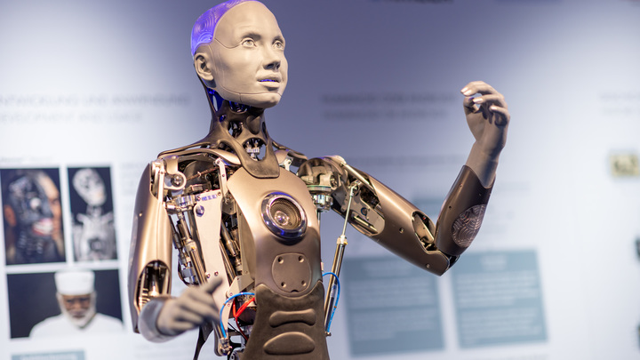 Британского робота Ameca запрограммировали на осуждение русских и любовь к трансгендерам