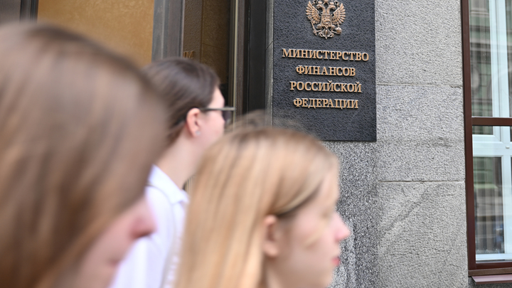 Минфин ведёт переговоры с Центробанком о более жёстком валютном контроле в стране