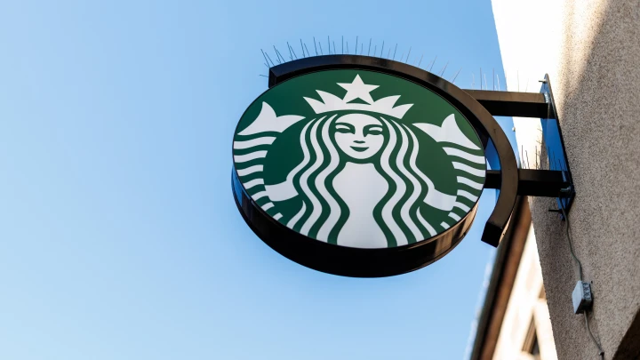 Суд в США обязал Starbucks выплатить 50 млн долларов мужчине за ожог между ног