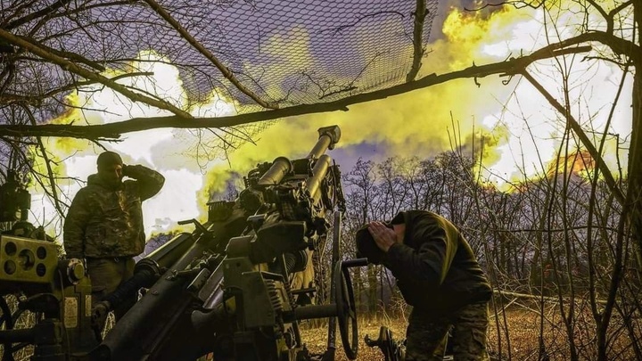 Обратный отсчёт. Украинские боевики с оружием в руках бегут из военного гарнизона в Курахово