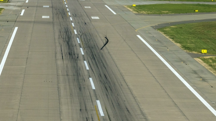 Требования, обмороки, скандал: В Сочи 250 пассажиров не выпускали из самолёта