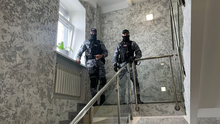 В Новосибирске мужчины в форме спецназа заблокировали работу клиники 1+1