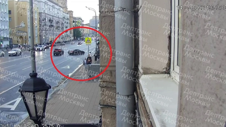 Студент на Infiniti протаранил остановку с людьми в Москве