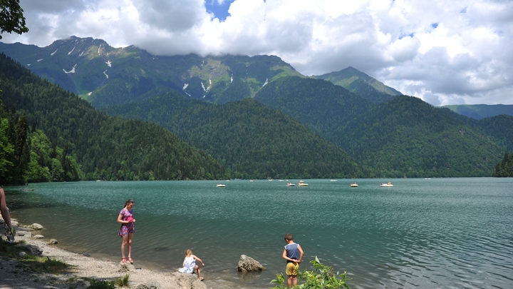 Ведь террористом он потом стал: В Абхазии призвали не политизировать выставку с фотографией Басаева