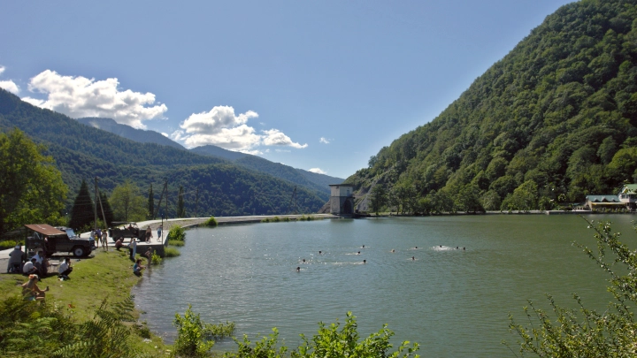 Драка из-за 100 рублей. Полиция задержала участников массовой потасовки в Сочи