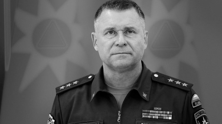 Петербург увековечил память погибшего на учениях главы МЧС Зиничева