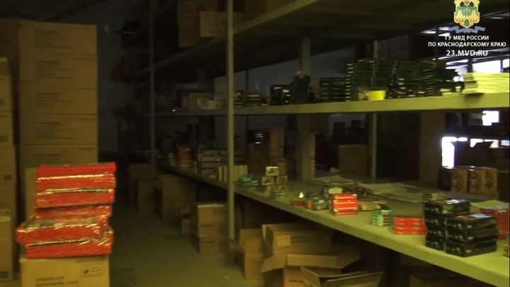 Борьба с незаконной пиротехникой: в первый же день полиция изъяла 3500 салютов и петард