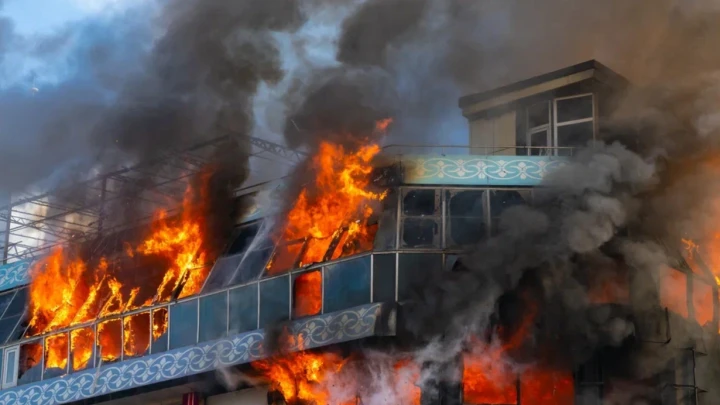 Мы дали им фонарики: Актёр квеста рассказал, как из горящего здания выводили детей