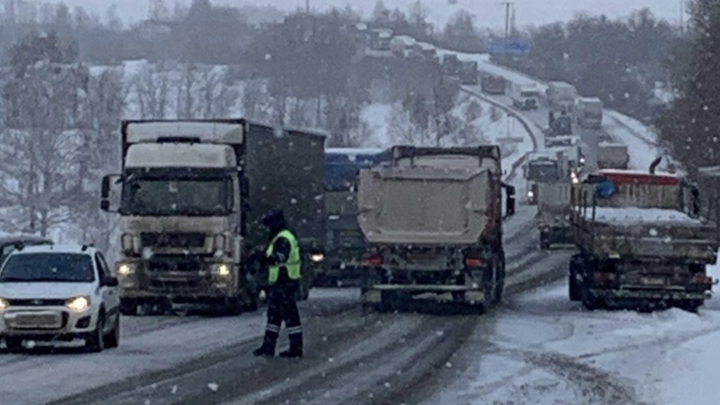 В Челябинской области из-за снегопада возникла пробка на трассе М-5
