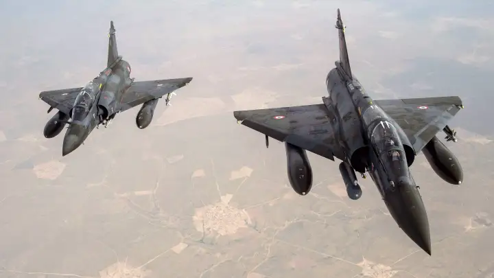 Появились первые фото французских истребителей Mirage 2000 в небе Украины