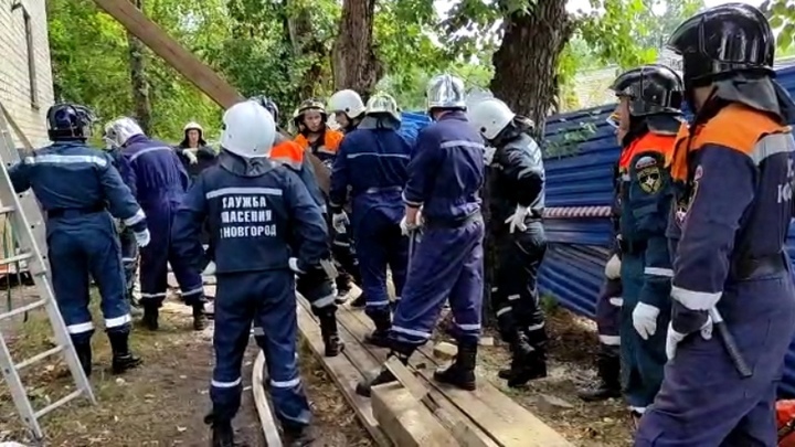 Спасатели рассказали, как доставали мужчину из под завала после взрыва на Светлоярской