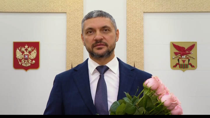 Губернатор Забайкалья Осипов с детьми поздравил матерей с праздником