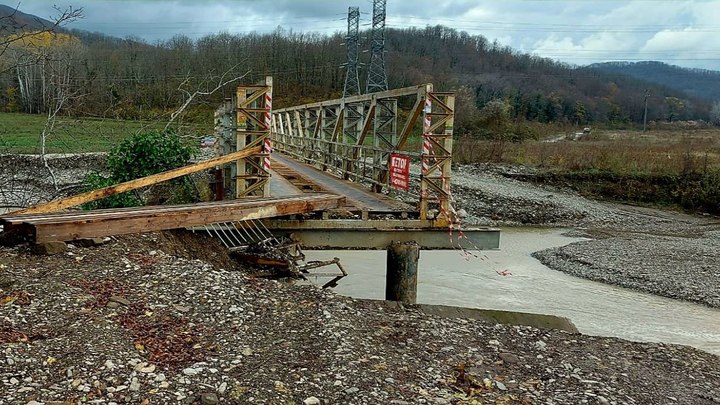 В Туапсинском районе из-за размытой дороги энергетики не могут добраться до хутора, где нет света