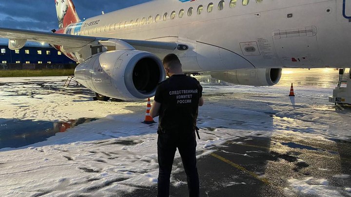 В Пулково с самолетом произошло ЧП: задымился двигатель
