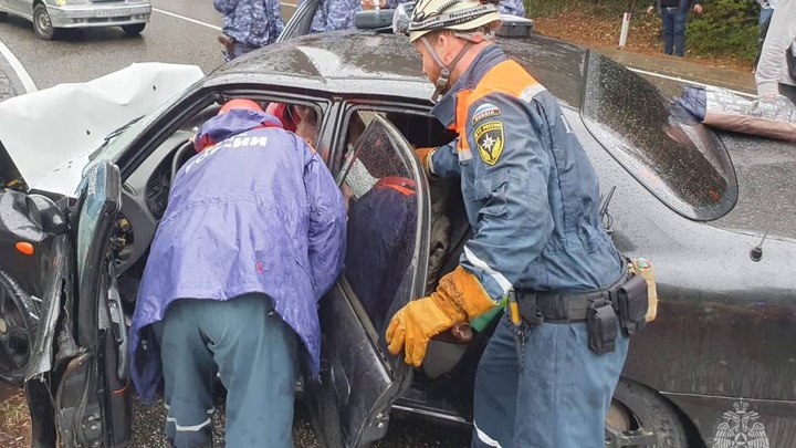 В Сочи спасатели вытащили из машины супругов, которых зажало в салоне во время ДТП