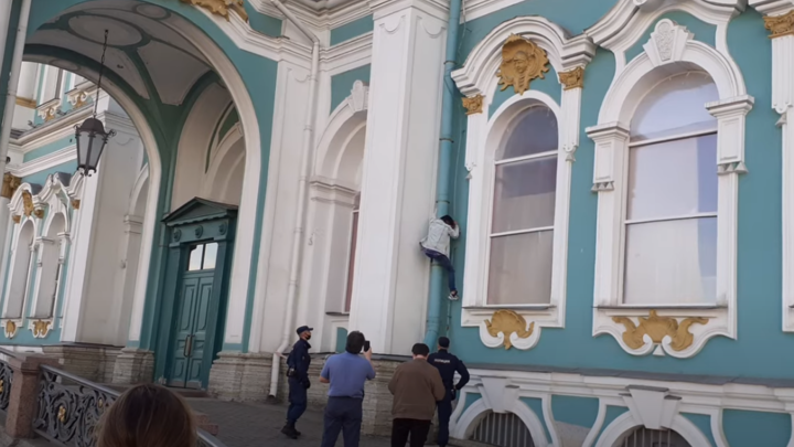 Очень в музей захотелось: петербуржец пытался пробраться в Эрмитаж по водосточной трубе