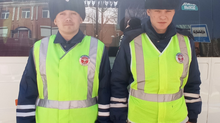 В Забайкалье полицейские помогли замерзающим пассажирам неисправного автобуса