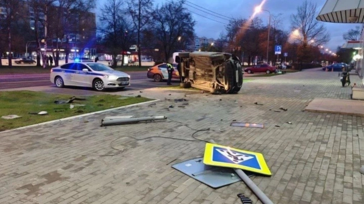 В Москве 19-летний парень на угнанном каршеринге снёс людей на тротуаре