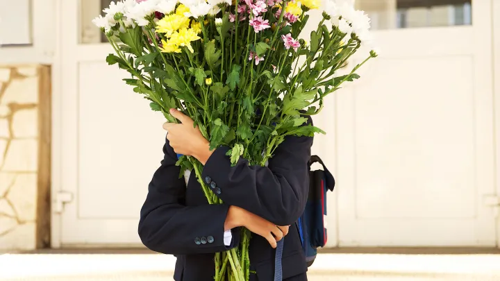 Не подставьте учителя: сколько можно дарить на 8 Марта