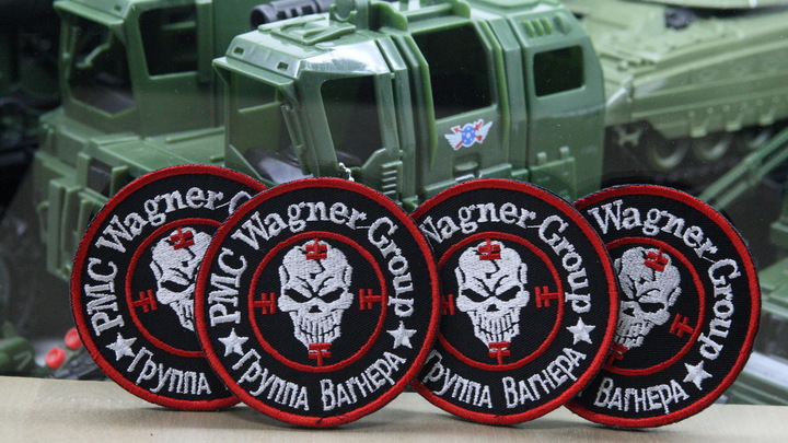 Жительница Чехии вывесила флаг ЧВК Вагнер около своего дома