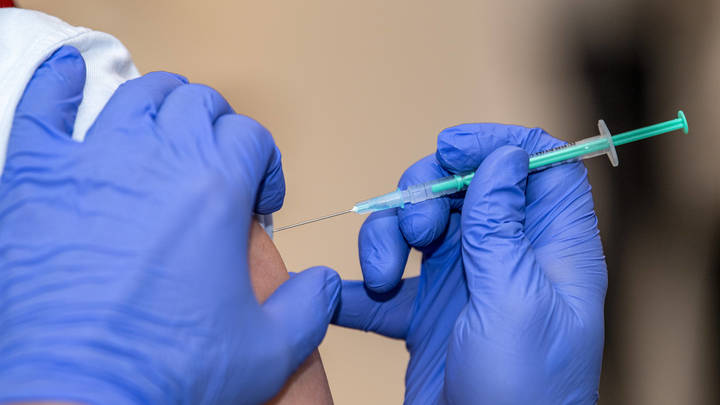 Дочка записала: Создатель украинской вакцины от COVID-19 предпочёл чужой препарат