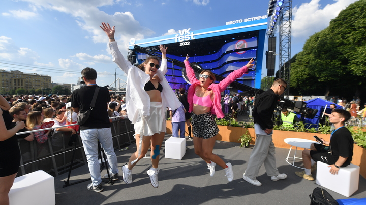 На организаторов VK Festa заявили в прокуратуру. Активистам не понравились клипы на больших экранах